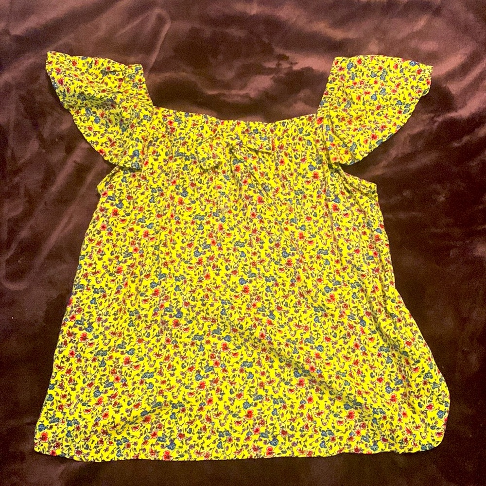 Girls top. Size medium.